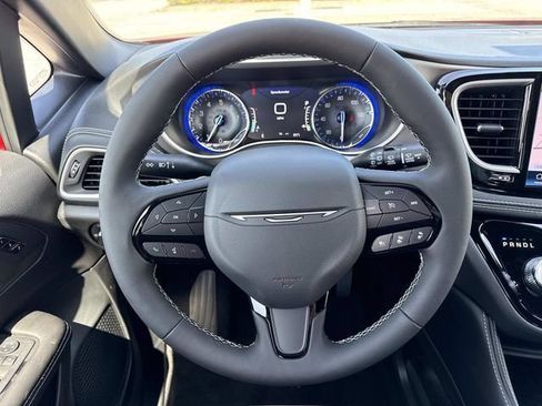 New 2027 Chrysler Pacifica Limited FWD image 15