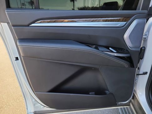 Used 2025 Cadillac Escalade ESV Sport Platinum image 8