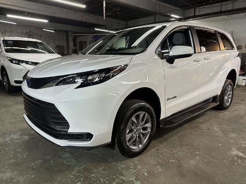 Used 2025 Toyota Sienna LE image 6