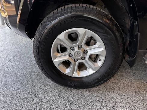 Used 2019 Toyota 4Runner SR5 AWD/4WD image 10