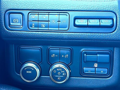 Used 2022 GMC Yukon Denali w/ Denali Premium Package image 36