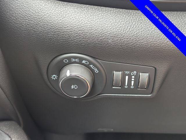 Used 2025 Jeep Compass Latitude w/ Sun & Sound Group AWD/4WD image 18