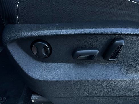 Used 2025 Volkswagen Atlas Cross Sport SE image 11