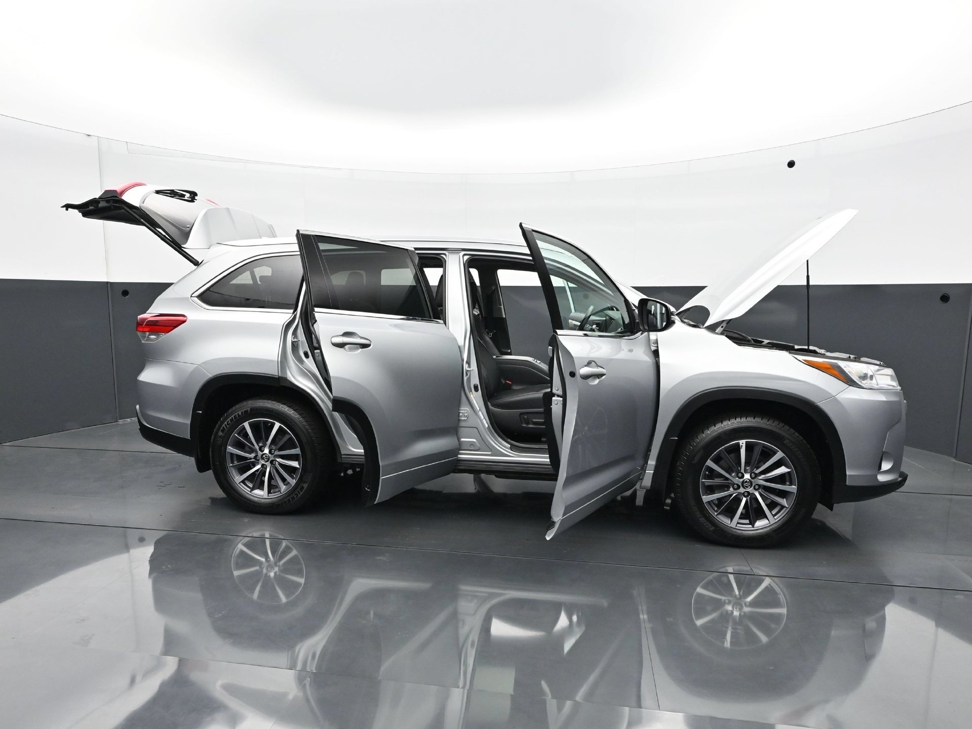 Used 2018 Toyota Highlander XLE AWD/4WD image 36