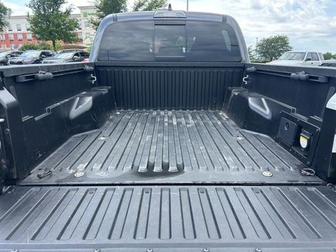 Used 2022 Toyota Tacoma TRD Sport w/ Technology Package AWD/4WD image 8