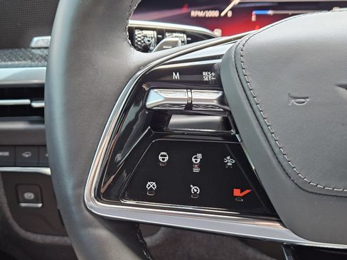 Certified 2025 Cadillac Escalade ESV V AWD/4WD image 25