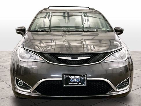 Used 2017 Chrysler Pacifica Touring-L w/ 13 Speaker Alpine Sound Group image 3