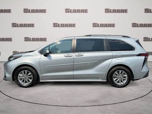 Used 2022 Toyota Sienna LE FWD image 2