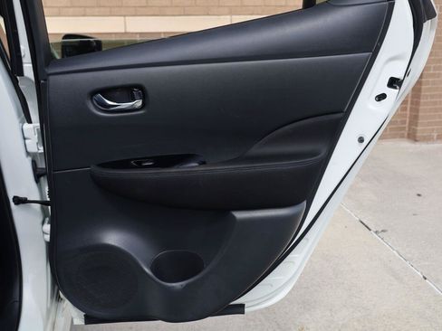 Used 2018 Nissan Leaf SV w/ SV Technology Package FWD image 19