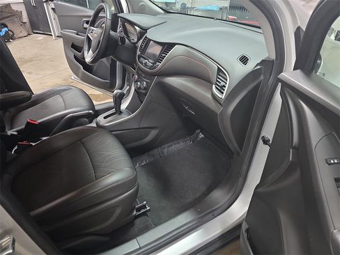 Certified 2020 Chevrolet Trax LT w/ LT Convenience Package image 10