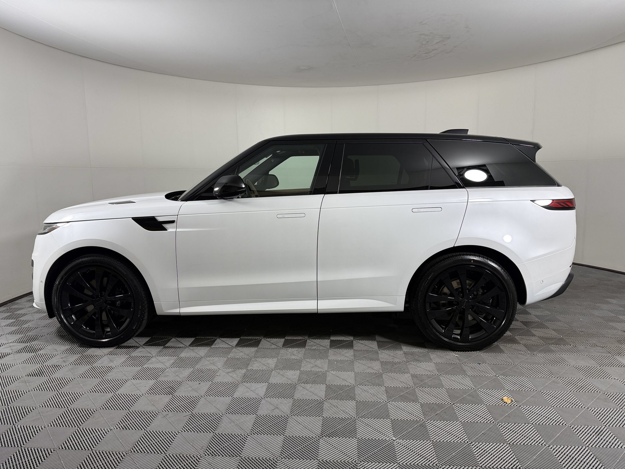 New 2027 Land Rover Range Rover Sport Dynamic SE AWD/4WD image 2