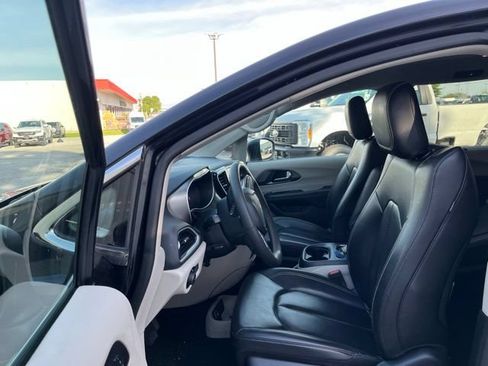 Used 2023 Chrysler Pacifica Touring-L FWD image 16