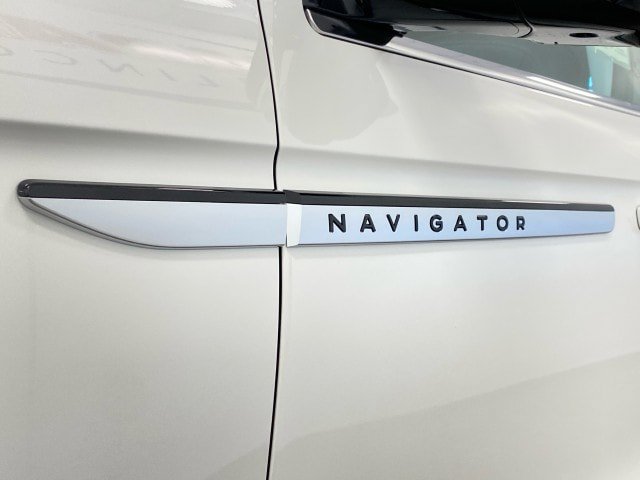New 2027 Lincoln Navigator Reserve AWD/4WD image 17