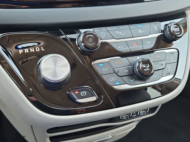 Used 2023 Chrysler Pacifica Touring-L FWD image 26