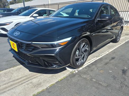 Used 2025 Hyundai Elantra SEL image 2