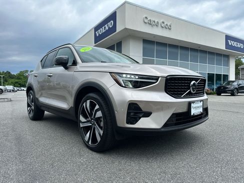 Used 2023 Volvo XC40 B5 Plus w/ Driver Assist Package AWD/4WD image 2