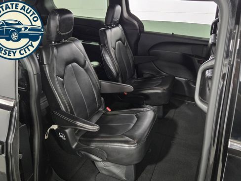 Used 2025 Chrysler Pacifica Select FWD image 39