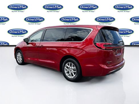 Used 2025 Chrysler Pacifica Select FWD image 5