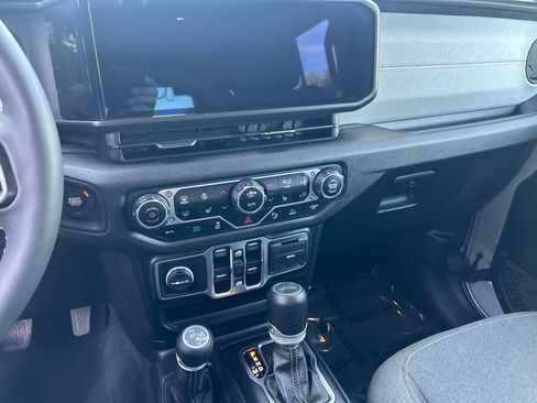Used 2024 Jeep Wrangler Unlimited w/ Convenience Group AWD/4WD image 19