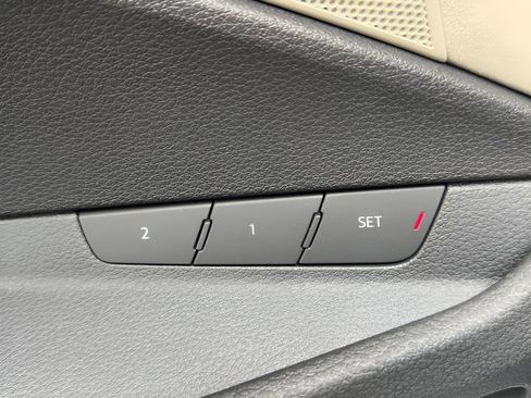 Used 2019 Audi e-tron Prestige w/ Prestige Package AWD/4WD image 15