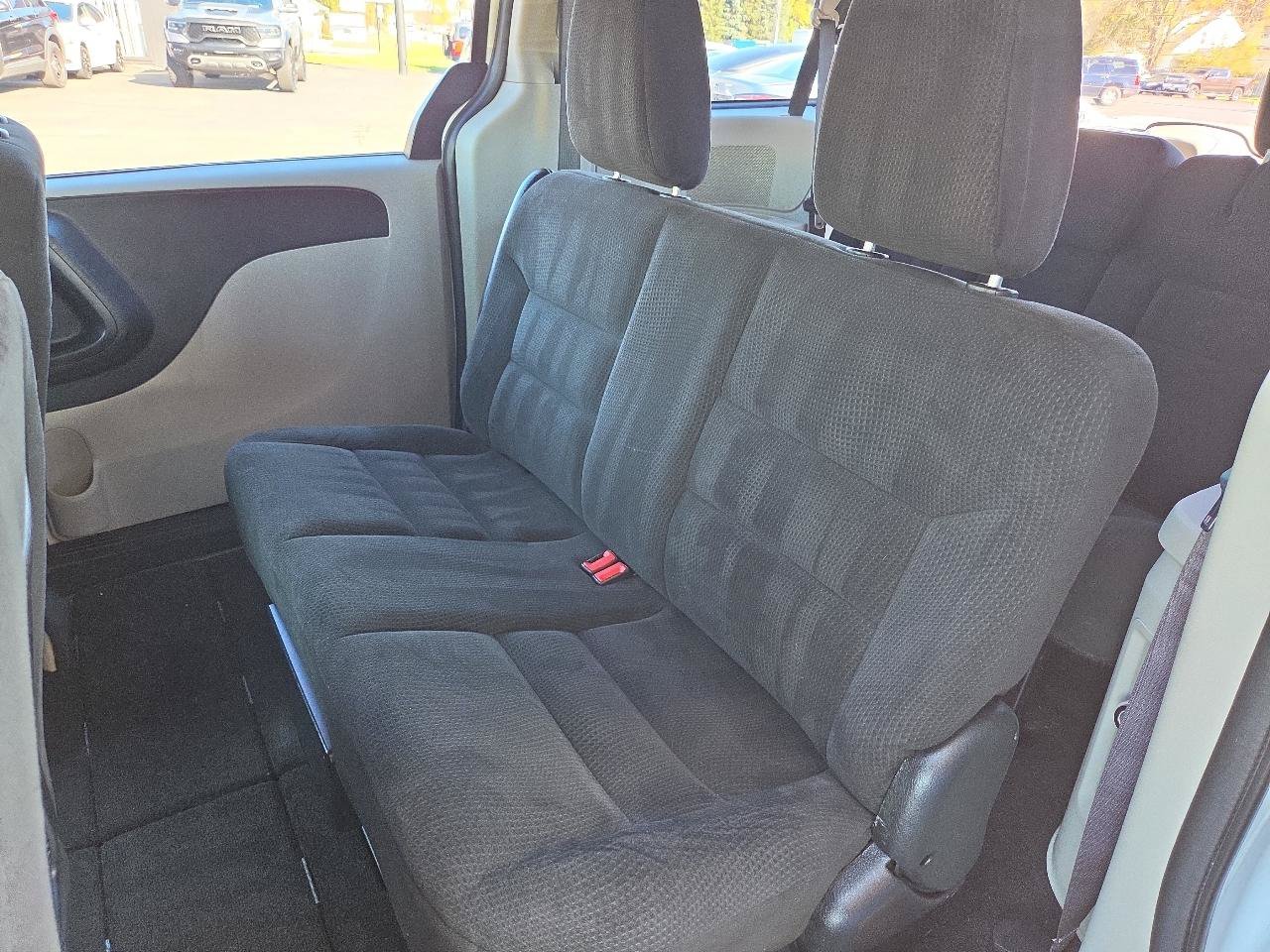 Used 2015 Dodge Grand Caravan American Value Package FWD image 11