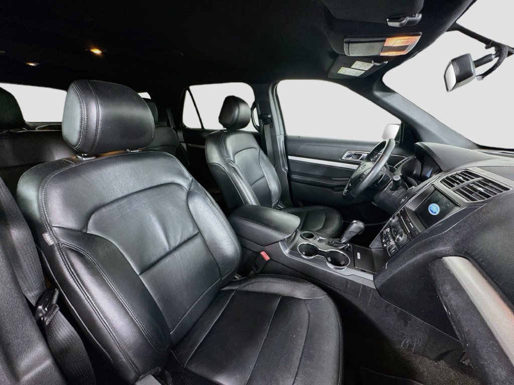 Used 2017 Ford Explorer XLT w/ Equipment Group 202A FWD image 31