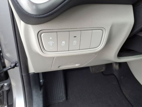 Used 2025 Kia Soul LX w/ LX Technology Package FWD image 17