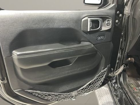 Used 2018 Jeep Wrangler Unlimited Sahara AWD/4WD image 9