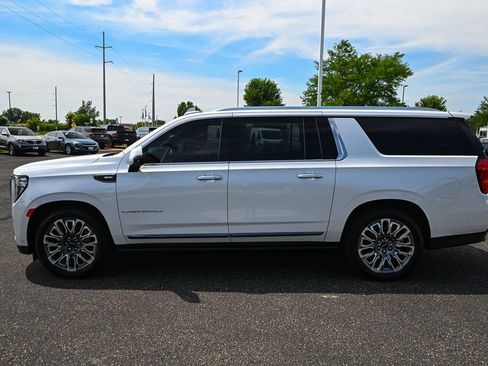 Used 2023 GMC Yukon XL Denali Ultimate AWD/4WD image 8