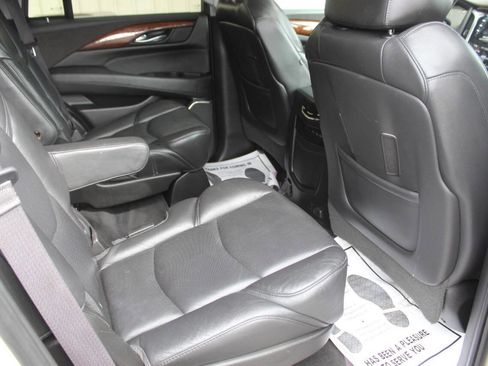 Used 2017 Cadillac Escalade Luxury image 11