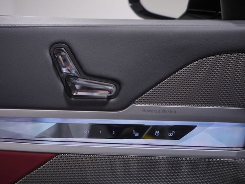 Used 2023 BMW 740i w/ Parking Assistance Package image 17