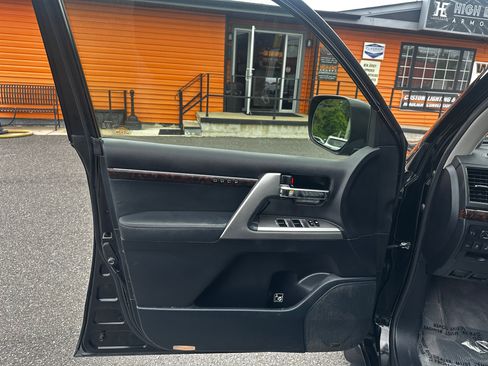 Used 2014 Toyota Land Cruiser image 20
