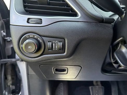 Used 2019 Jeep Cherokee Latitude Plus FWD image 17