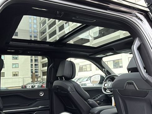 New 2025 Lincoln Navigator L Reserve w/ Jet Appearance Package image 5