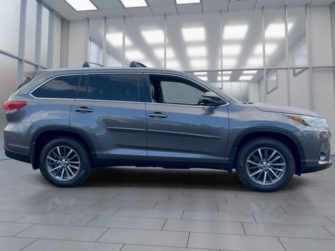 Used 2019 Toyota Highlander XLE AWD/4WD image 3