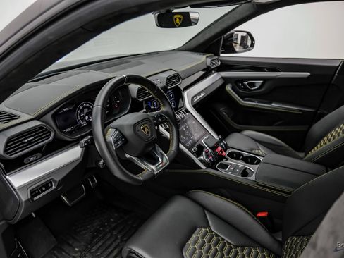 Used 2022 Lamborghini Urus AWD/4WD image 2