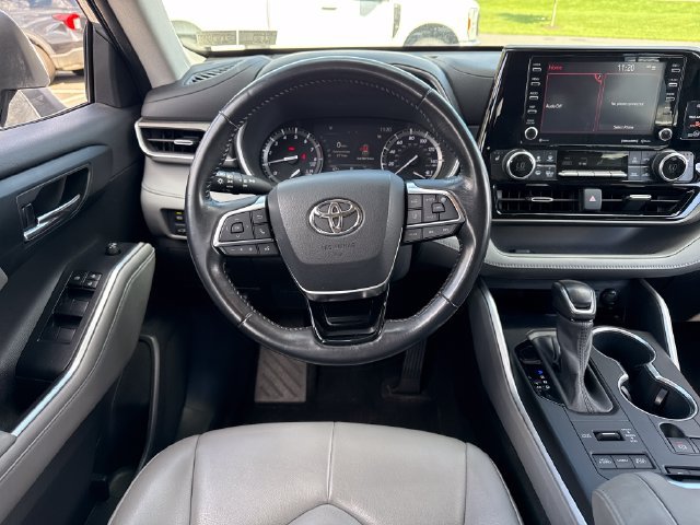 Used 2021 Toyota Highlander XLE AWD/4WD image 21