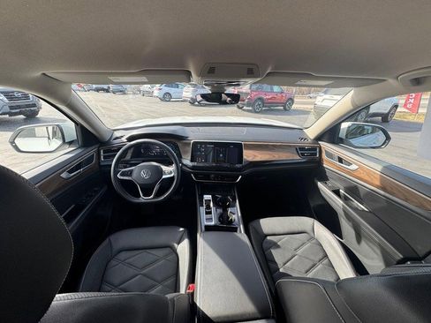 Used 2025 Volkswagen Atlas SE image 9