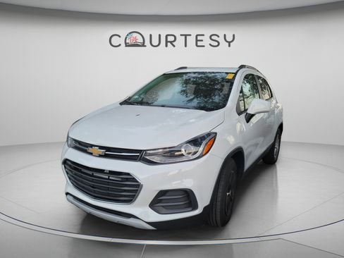 Used 2021 Chevrolet Trax LT FWD image 2