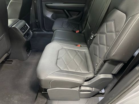 Used 2025 Volkswagen Atlas SE image 46