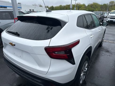 Used 2024 Chevrolet Trax LS FWD image 2