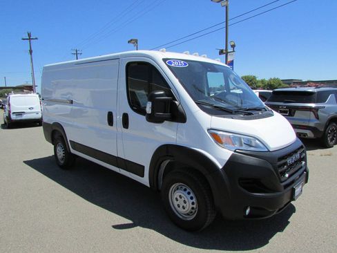 Used 2025 RAM ProMaster 2500 w/ Convenience Group FWD image 2