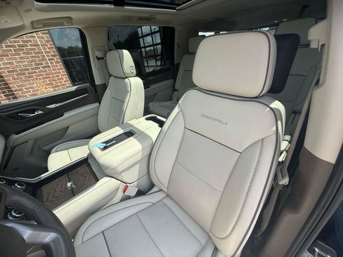 Used 2023 GMC Yukon XL Denali w/ Denali Reserve Package AWD/4WD image 19