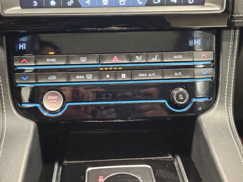 Used 2020 Jaguar F-PACE R-Sport image 28