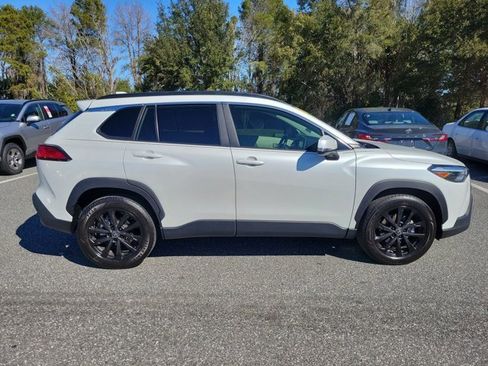 Used 2022 Toyota Corolla Cross XLE image 9