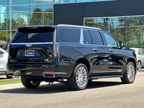 Used 2023 Cadillac Escalade ESV Premium Luxury RWD image 3