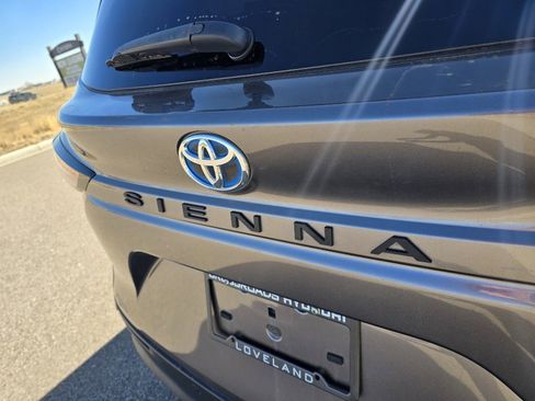Used 2022 Toyota Sienna XLE image 11
