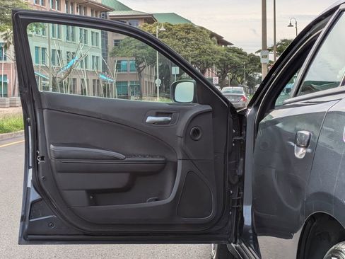 Used 2018 Dodge Charger SXT w/ Blacktop Package image 9