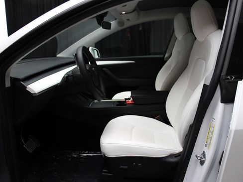 Used 2022 Tesla Model Y Performance image 9