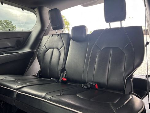 Used 2025 Chrysler Pacifica Limited FWD image 33